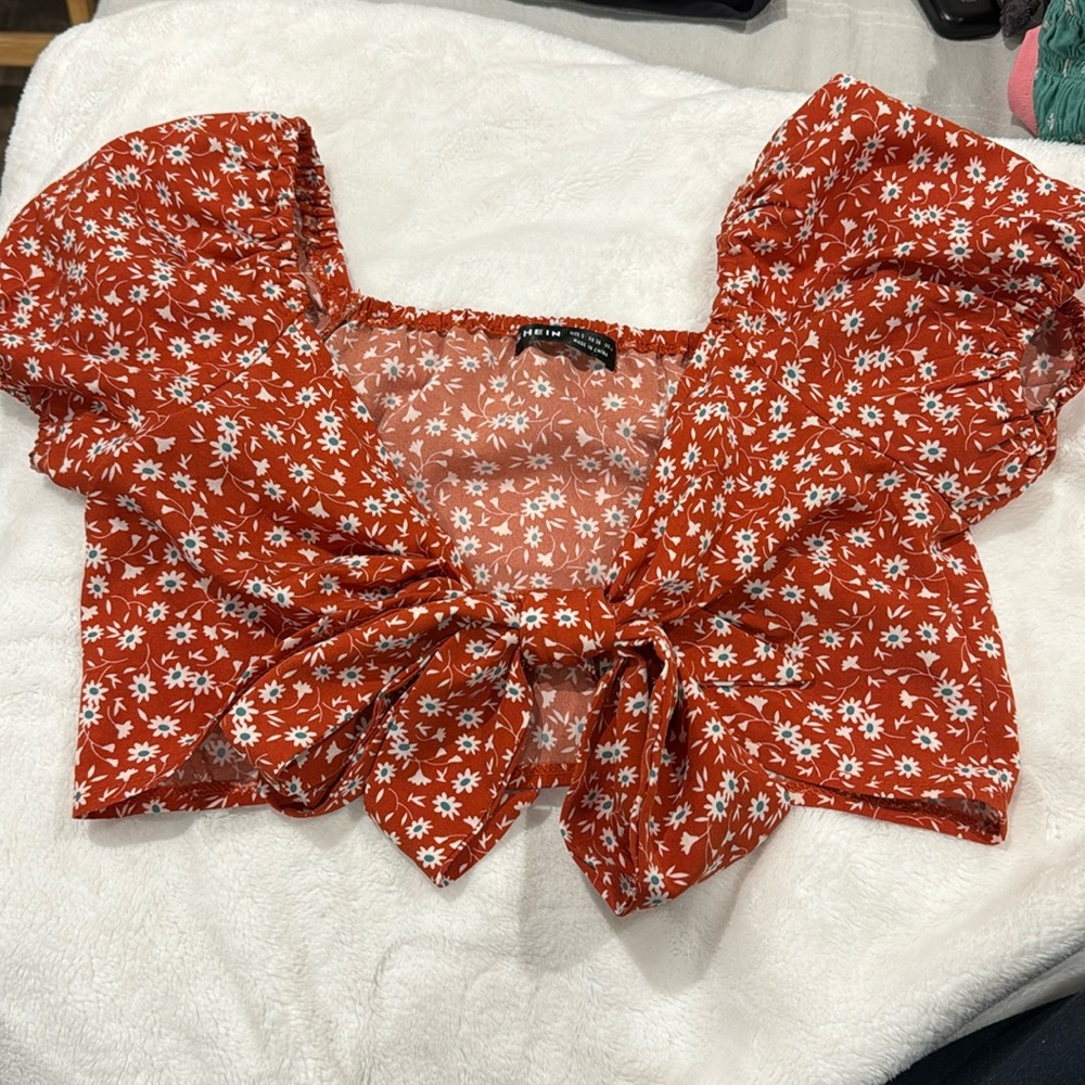 Cute crop top. Tie in front.